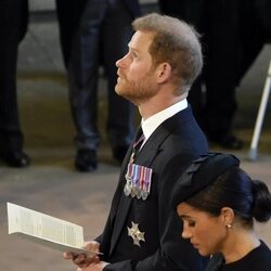 El Príncipe Harry y Meghan Markle en una misa por Isabel II en Westminster