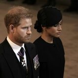 El Príncipe Harry y Meghan Markle en la misa por la Reina Isabel II en Westminster