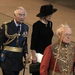 El Rey Carlos III y la Reina consorte Camilla en la misa por la Reina Isabel II en Westminster