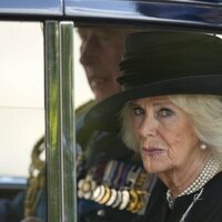 La Reina Camilla abandona Westminster tras la misa por la Reina Isabel II