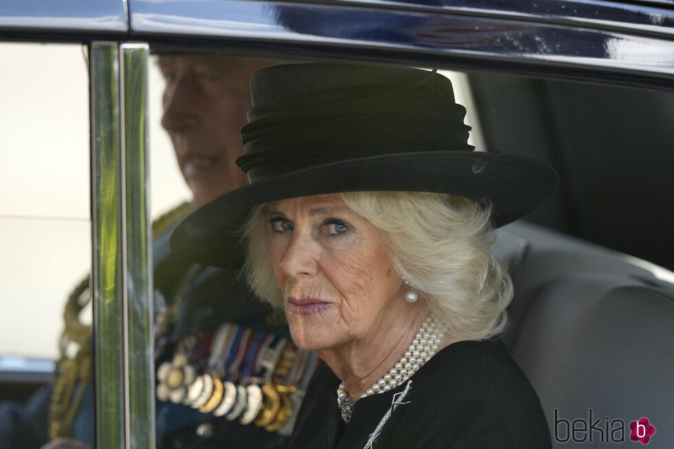 La Reina Camilla abandona Westminster tras la misa por la Reina Isabel II