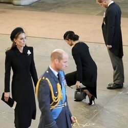 El Príncipe Harry y Meghan Markle haciendo una reverencia ante el féretro de la Reina Isabel II en presencia del Príncipe Guillermo y Kate Middleton