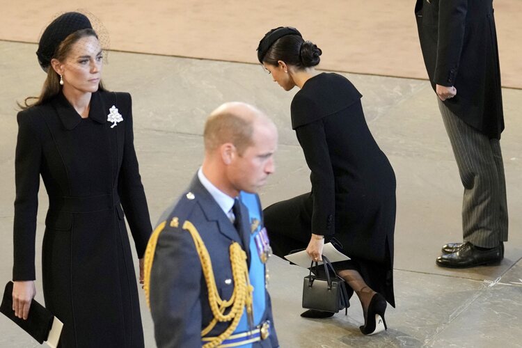 El Príncipe Harry y Meghan Markle haciendo una reverencia ante el féretro de la Reina Isabel II en presencia del Príncipe Guillermo y Kate Middleton