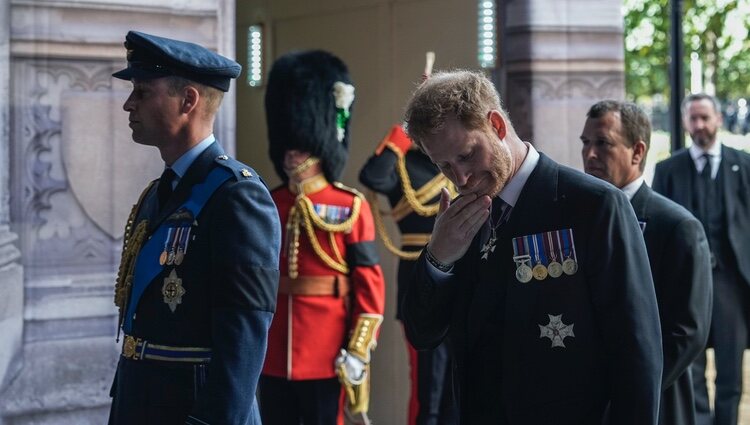 El Príncipe Guillermo y el Príncipe Harry, con gesto triste, en el traslado de Isabel II de Buckingham a Westminster