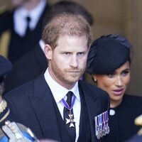 El Príncipe Harry y Meghan Markle salen de la misa por Isabel II en Westminster