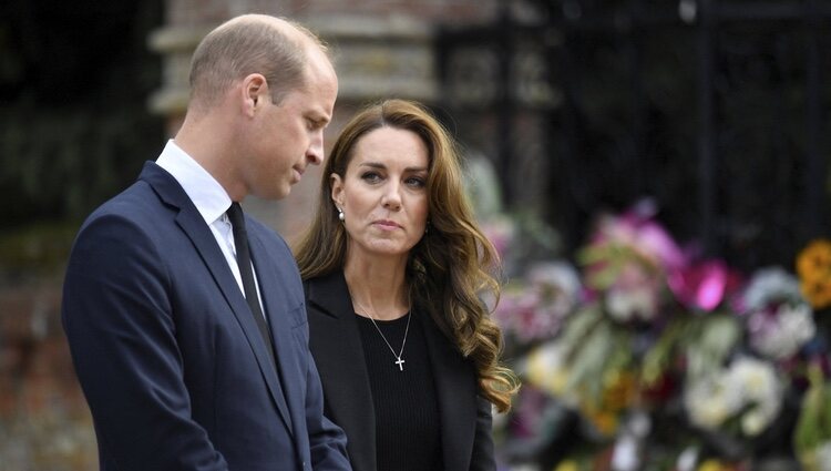 El Príncipe Guillermo y Kate Middleton en Sandrigham viendo los homenajes a la Reina Isabel II