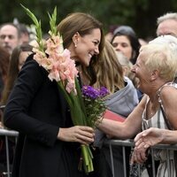 Kate Middleton saluda a la gente de Sandrigham