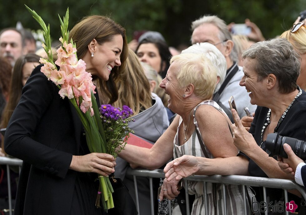 Kate Middleton saluda a la gente de Sandrigham
