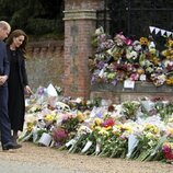 El Príncipe Guillermo y Kate Middleton miran las flores y detalles para Isabel II en Sandrigham