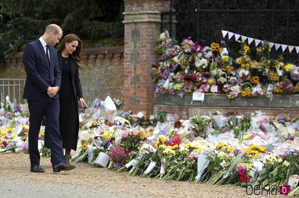 El Príncipe Guillermo y Kate Middleton miran las flores y detalles para Isabel II en Sandrigham