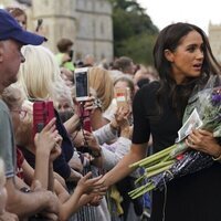 Meghan Markle en las ofrendas florales en Windsor por la Reina Isabel II