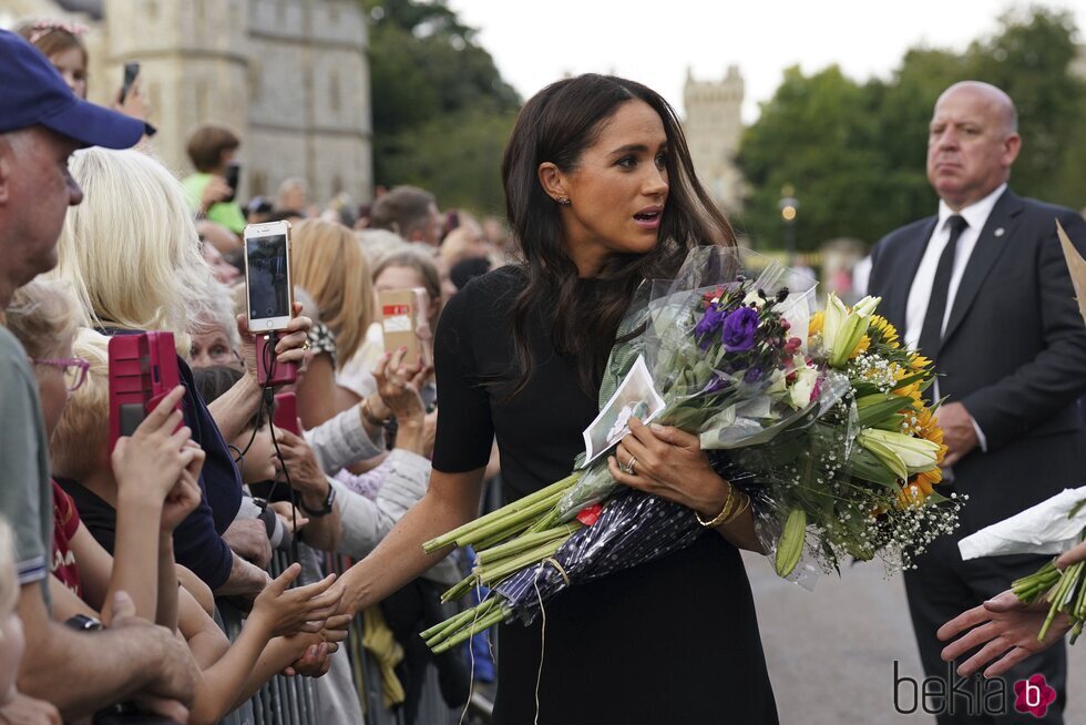 Meghan Markle en las ofrendas florales en Windsor por la Reina Isabel II