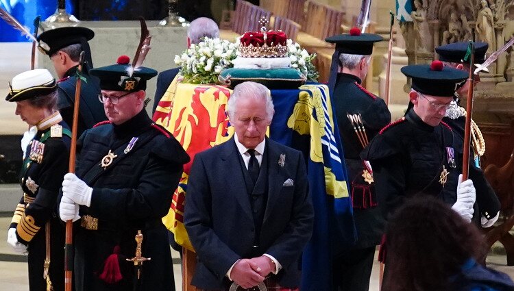 El Rey Carlos III durante la Vigilia de la Princesa en la Catedral de Edimburgo