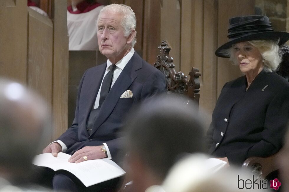 Los Reyes Carlos III y Camilla durante el servicio religioso por Isabel II en Cardiff