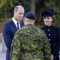 Los Príncipe de Gales visitan a las tropas de la Commonwealth