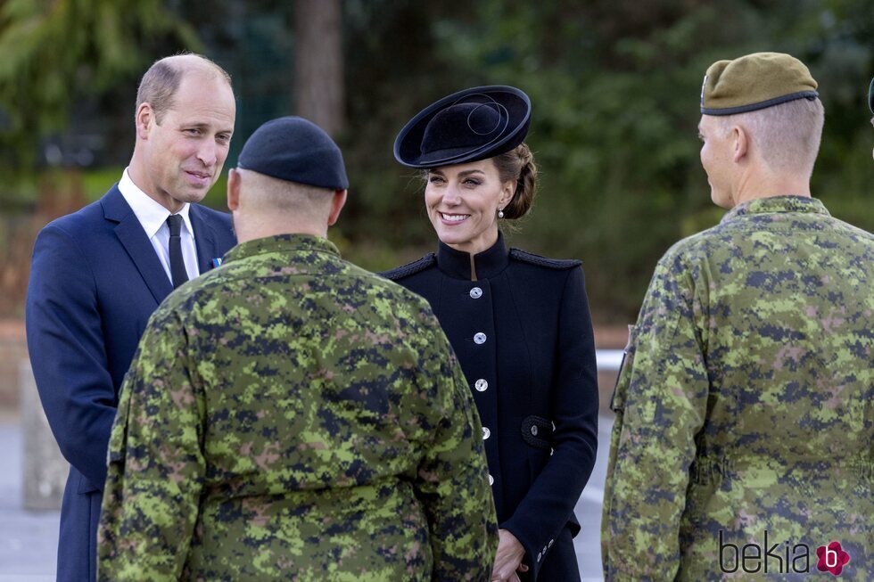 Los Príncipe de Gales visitan a las tropas de la Commonwealth