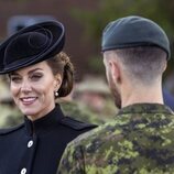 Kate Middleton en su visita a las tropas de la Commonwealth