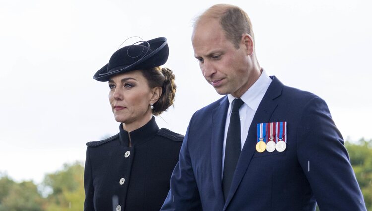 El Príncipe Guillermo y Kate Middleton visitando a las tropas de la Commonwealth