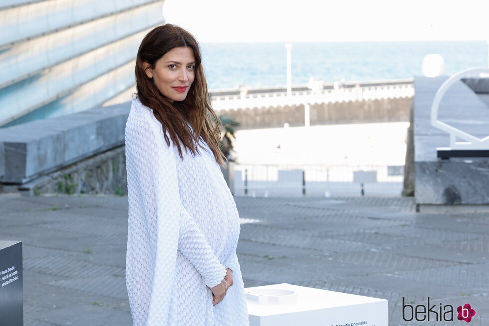 Bárbara Lennie presume de embarazo en la presentación de 'El suplente' en el Festival de San Sebastián 2022