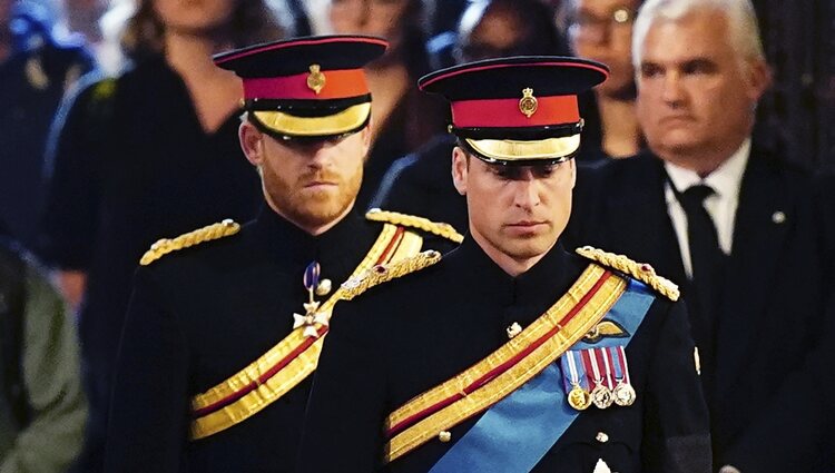 Los Príncipes Guillermo y Harry en la vigilia en su honor a la Reina Isabel II antes del funeral de Estado