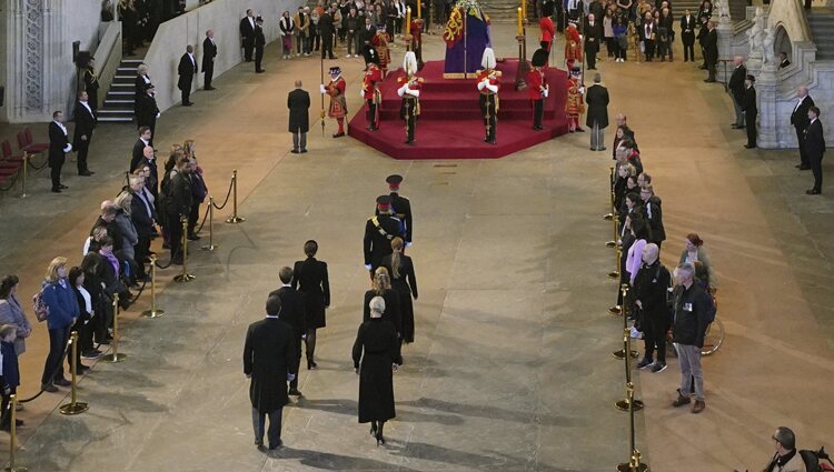 Los nietos de la Reina Isabel II desfilando en la vigilia en su honor antes del funeral de Estado