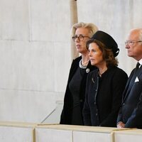 Los Reyes de Suecia visitan la capilla ardiente de la Reina Isabel II