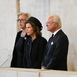 Los Reyes de Suecia visitan la capilla ardiente de la Reina Isabel II