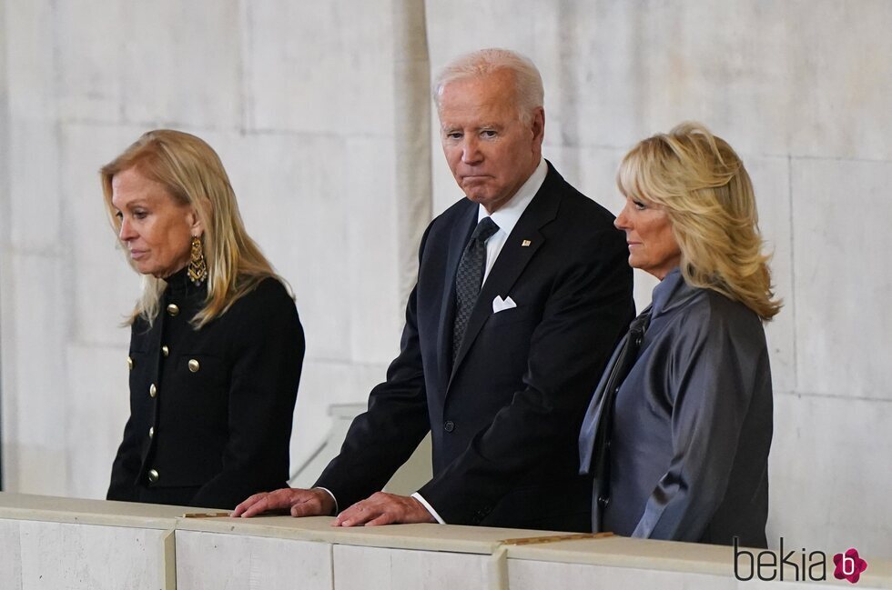 Joe y Jill Biden en la capilla ardiente de Isabel II en el Palacio de Westminster