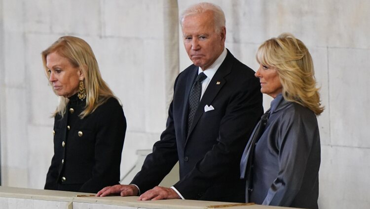 Joe y Jill Biden en la capilla ardiente de Isabel II en el Palacio de Westminster