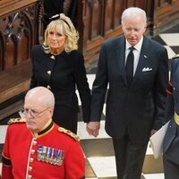 Joe Biden y Jill Biden entrando al funeral de estado de la Reina Isabel II