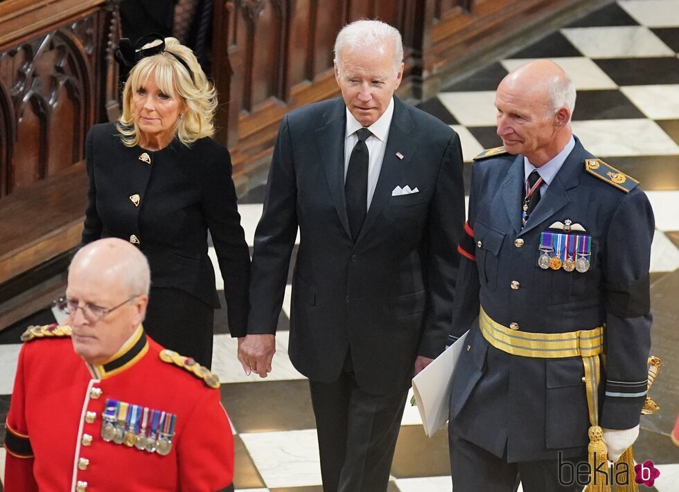 Joe Biden y Jill Biden entrando al funeral de estado de la Reina Isabel II