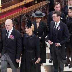 Zara Phillips y Mike Tindall, Eugenia de York y Jack Brooksbank y Beatriz de York y Edoardo Mappelli en el funeral de Isabel II