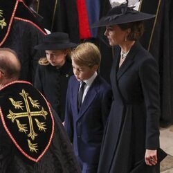 Kate Middleton, el Príncipe George y la Princesa Charlotte en el funeral de la Reina Isabel II