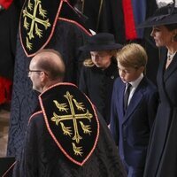 Kate Middleton, el Príncipe George y la Princesa Charlotte en el funeral de la Reina Isabel II