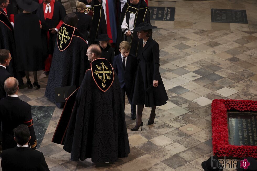 Kate Middleton, el Príncipe George y la Princesa Charlotte llegando al funeral de la Reina Isabel II