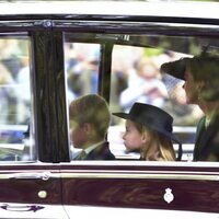 La Reina Camilla, Kate Middleton, el Príncipe George y la Princesa Charlotte llegan al funeral de la Reina Isabel II