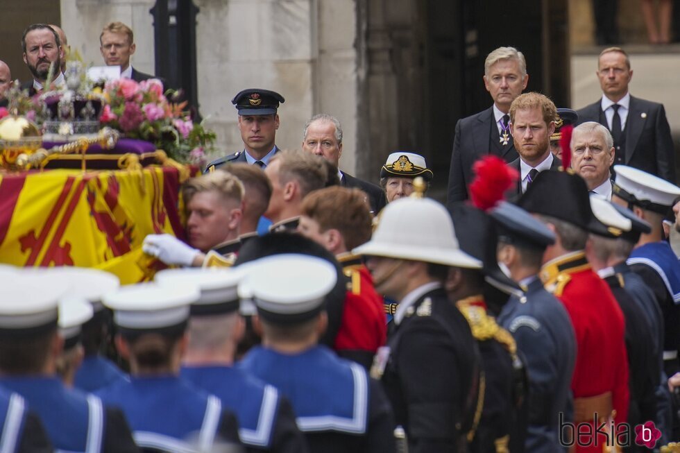Los Príncipes Guillermo y Harry, la Princesa Ana y el Príncipe Andrés a la salida de Westminster Hall en el funeral de Isabel II