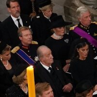 Los Reyes Felipe y Letizia acompañados de los Reyes eméritos Juan Carlos y Sofía en el funeral de Isabel II