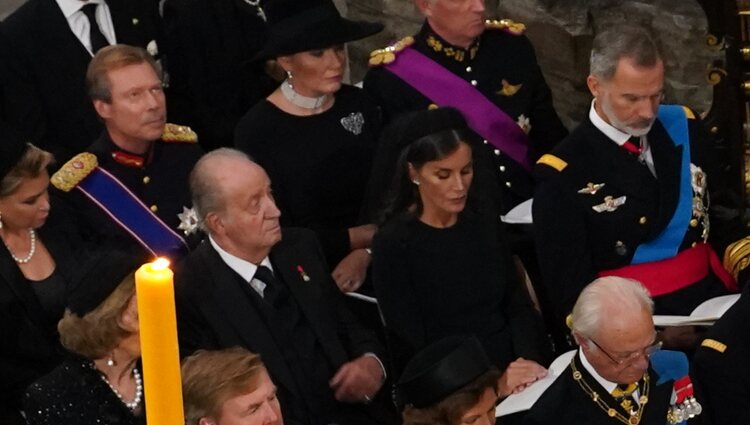 Los Reyes Felipe y Letizia acompañados de los Reyes eméritos Juan Carlos y Sofía en el funeral de Isabel II