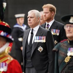 Los Príncipes Andrés y Harry en el funeral de la Reina Isabel II