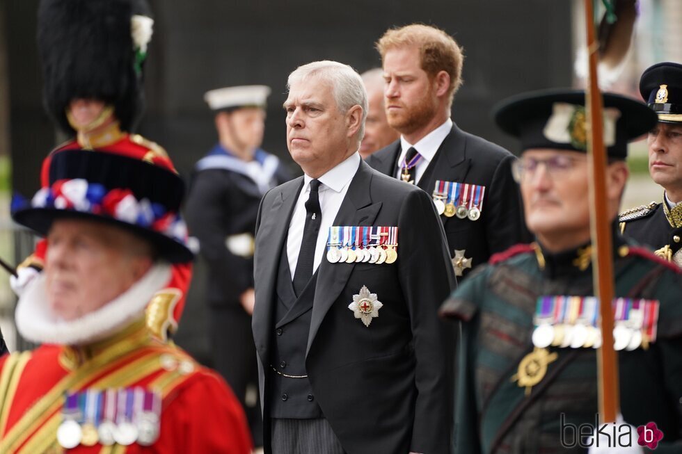 Los Príncipes Andrés y Harry en el funeral de la Reina Isabel II