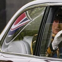 El Rey Carlos III saluda en el coche llegando al funeral de la Reina Isabel II