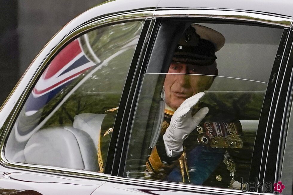 El Rey Carlos III saluda en el coche llegando al funeral de la Reina Isabel II