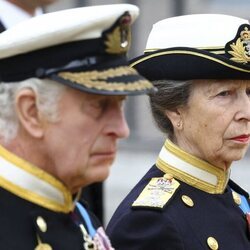 El Rey Carlos III y la Princesa Ana tras el féretro de la Reina Isabel II en su funeral