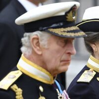 El Rey Carlos III y la Princesa Ana tras el féretro de la Reina Isabel II en su funeral