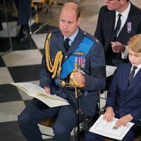 El Príncipe Guillermo y el Príncipe George en el funeral de la Reina Isabel II