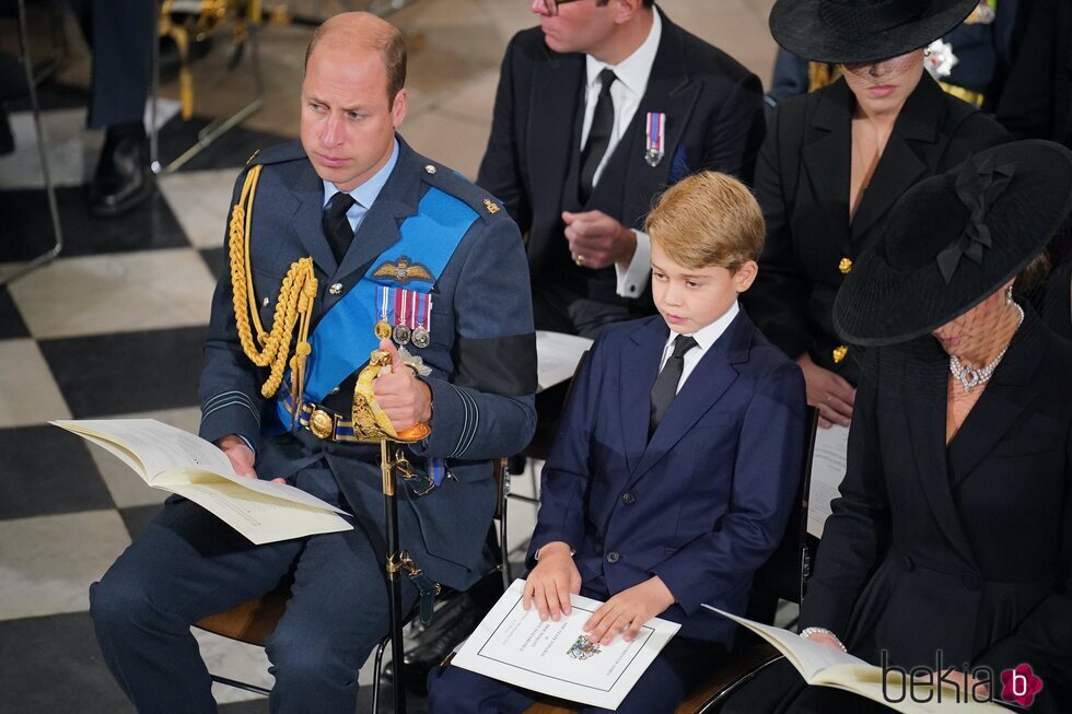 El Príncipe Guillermo y el Príncipe George en el funeral de la Reina Isabel II