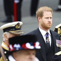 El Príncipe Harry con gesto compungido en el funeral de la Reina Isabel II