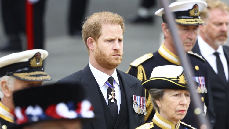 El Príncipe Harry con gesto compungido en el funeral de la Reina Isabel II