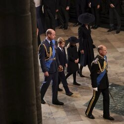 El Príncipe Guillermo, Kate Middleton y sus hijos, el Príncipe George y la Princesa Charlotte en el funeral de Isabel II